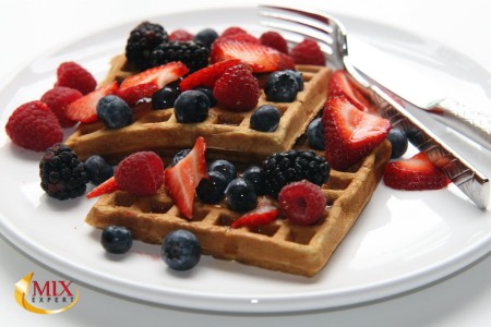 Gofry na słodko z owocami.