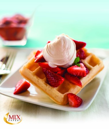 Gofry na słodko z owocami i lodami