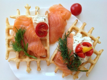Gofry wytrawne z łososiem i warzywami.