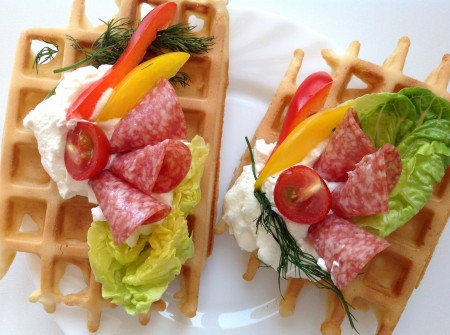 Gofry wytrawne z mięsem i warzywami.