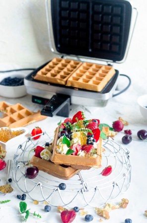 Gofry na słodko z owocami.