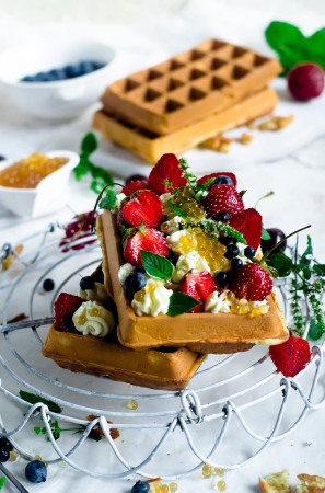 Gofry na słodko z owocami.