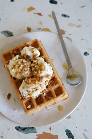 Gofry na słodko z bitą śmietaną