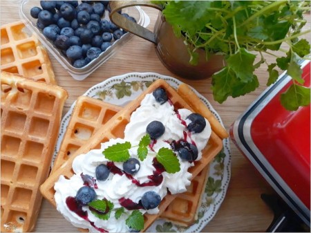 Gofry na słodko z owocami i bitą śmietaną