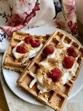 Gofry z bita śmietaną i owocami